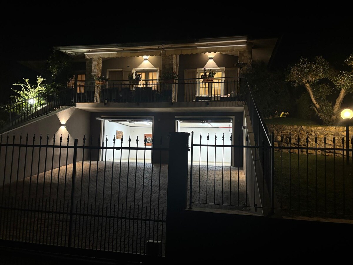 Piscina di Villa Elisa Relax by night